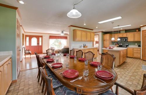 Hardin County House | Near Garden of the Gods: Home w/Fire Pit, Hot Tub