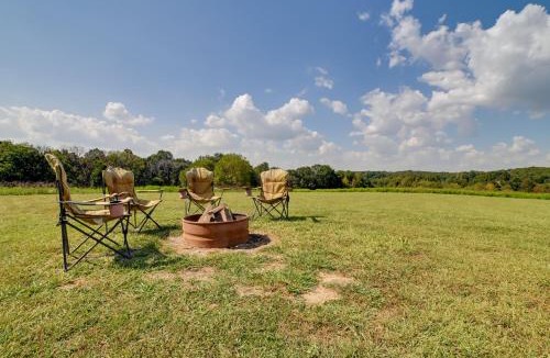 Hardin County House | Near Garden of the Gods: Home w/Fire Pit, Hot Tub