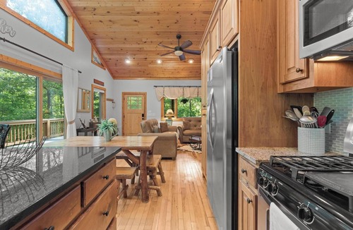 Franklin Cabin | Near Highlands Luxury Mountain Escape with Hot Tub