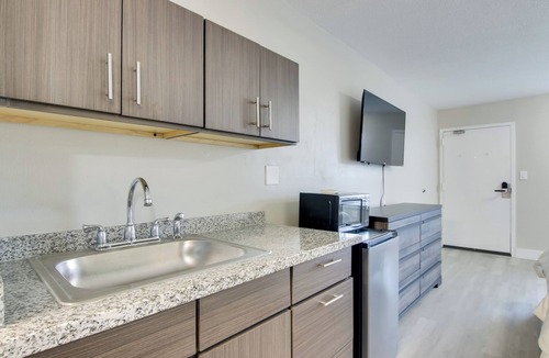 Sheffield Park Apartment | Near Hospitals & Dwtn: Stylish Charlotte Studio