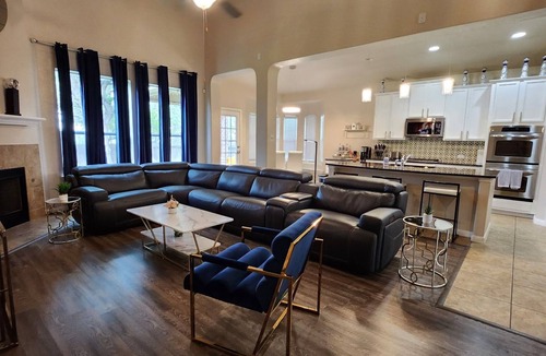West San Antonio House | Near Hospitals, Theme Parks & Lackland AFB