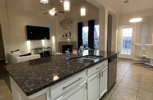 West San Antonio House | Near Hospitals, Theme Parks & Lackland AFB