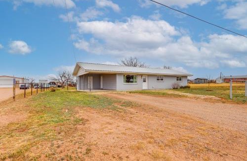 Aspermont House | Near Hunting Grounds: Quiet Home in Aspermont!