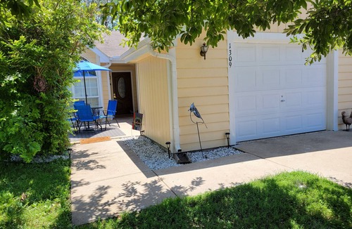 Lawrence House | Near I-70, disabled accessible, MESSAGE chair, king bed, garage, Xbox fun