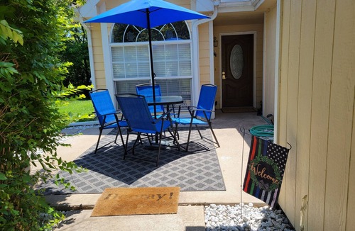 Lawrence House | Near I-70, disabled accessible, MESSAGE chair, king bed, garage, Xbox fun
