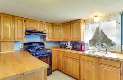Attleboro House | Near I-95 and Rhode Island Border! Pet-Friendly Home
