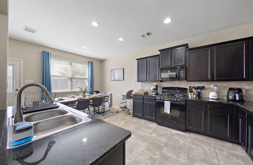 Houston House | Near IAH Houston Home | Yard BBQ Games Wi-Fi Pets