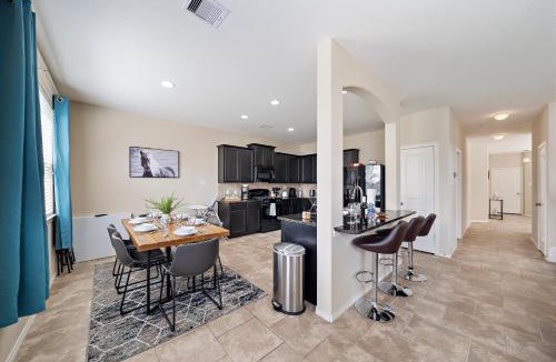 Houston House | Near IAH Houston Home Yard BBQ Games Wi-Fi Pets