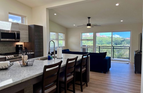 Moanalua House | NEAR JBPHH, HOME "E", GOLF COURSE VIEWS, CLEAN, GATED, Free Parking, CAGE CODE.