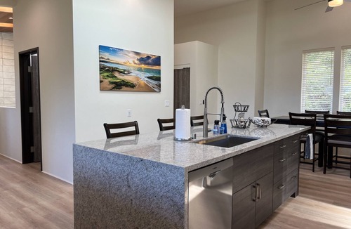 Moanalua House | NEAR JBPHH, HOME "E", GOLF COURSE VIEWS, CLEAN, GATED, Free Parking, CAGE CODE.