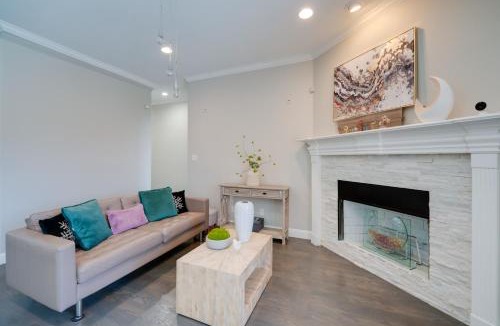 Cedar Hill House | Near Joe Pool Lake! Luxe Getaway w/Shared Pool