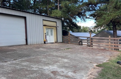 Jasper Apartment | NEAR Lake Sam Rayburn - Barndominium on Angelina River with ample boat parking
