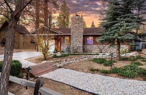 Fox Farm Cabin | Near Lake & Village - Gorgeous! Fenced Spa EV Fire pit Ping Pong