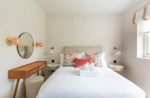 Upper Town House | Near Major Attractions | Comfortable | TV