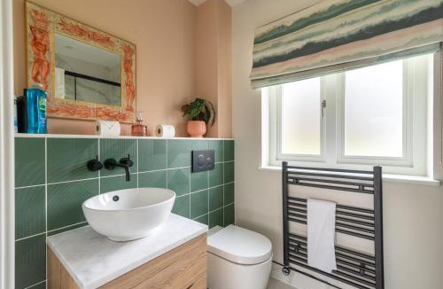 Upper Town House | Near Major Attractions | Comfortable | TV