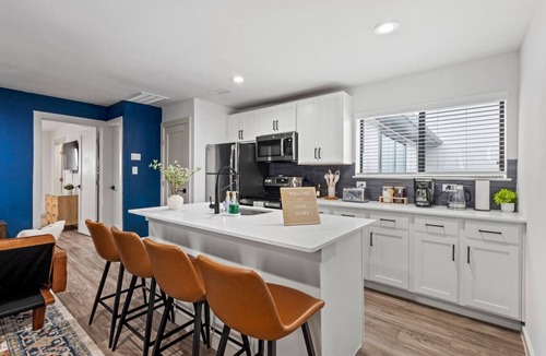 Oak Lawn Apartment | Near Medical District & Walkable to Oak Lawn Bars