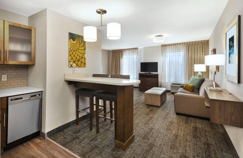 Columbia Apartment | Near Mizzou | 1BR Suite w/2 Queen Beds & Kitchen