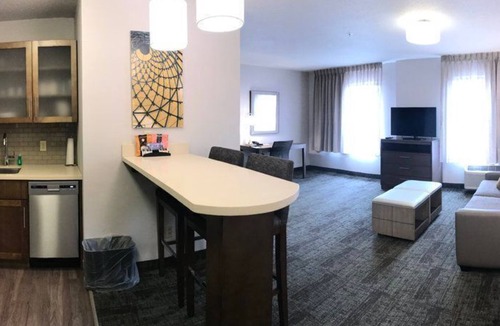 Columbia Apartment | Near Mizzou | 1BR Suite w/2 Queen Beds & Kitchen