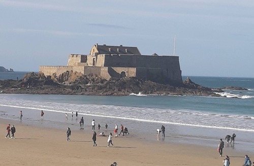 Saint-Broladre Apartment | Near Mont Saint Michel