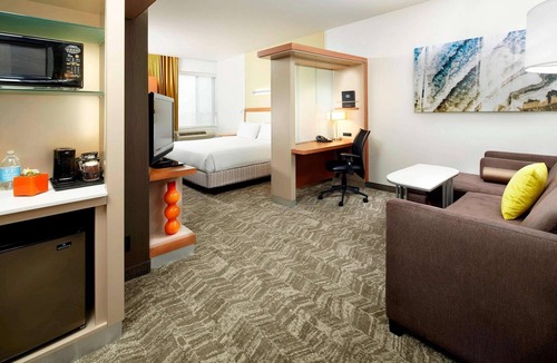 Waukegan Hotel | Near Naval Station Great Lakes + Breakfast & Pool