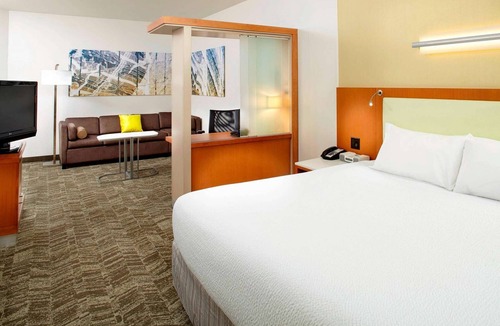 Waukegan Hotel | Near Naval Station Great Lakes + Breakfast & Pool