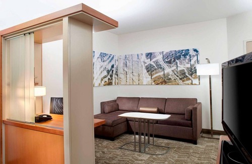 Waukegan Hotel | Near Naval Station Great Lakes + Breakfast & Pool