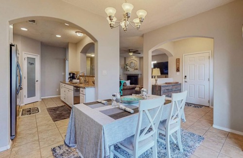Mesa Del Sol Innovation Park House | Near Netflix|Quiet Neighborhood|King Bed|Spacious