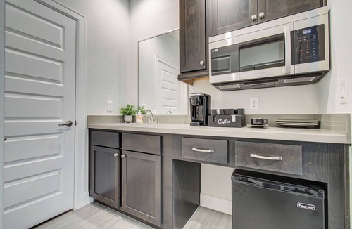 South Main Apartment | Near NRG Park Pool Access Sleeps 2