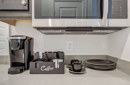 South Main Apartment | Near NRG Park Pool Access Sleeps 2