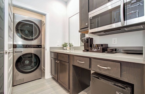 South Main Apartment | Near NRG Park Pool Access Sleeps 2