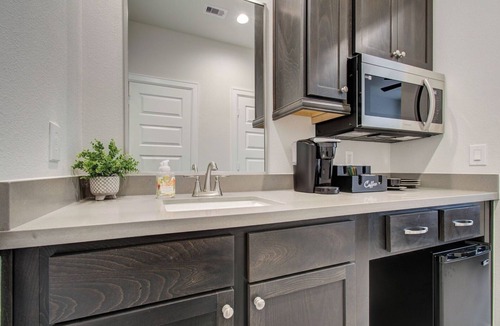 South Main Apartment | Near NRG Park Pool Access Sleeps 2