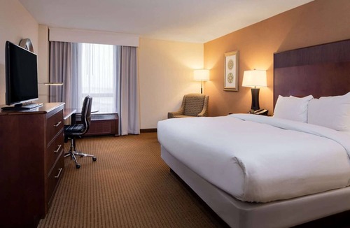 Primos Secane Hotel | Near PHL Airport + Free Shuttle. Dining. Pool.