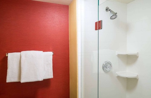 West Dundee Resort | Near Raceway Woods Forest Preserve! Indoor Pool w/FREE Parking, Pet-Friendly!