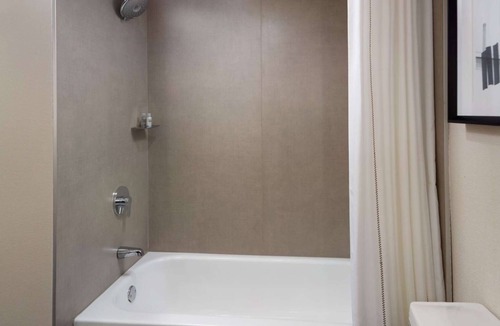 Durham Hotel | Near RDU Airport + Free Shuttle, Pool, & Dining