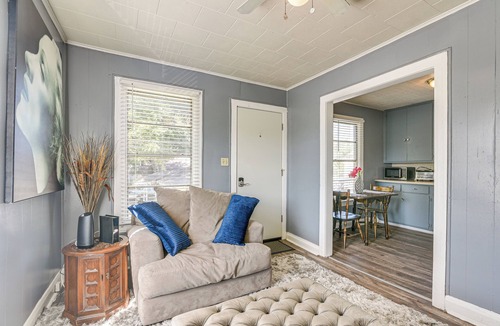 Lakeview  Jefferson County Apartment | Near Sabine Lake & Refineries: Pet-Friendly Apt