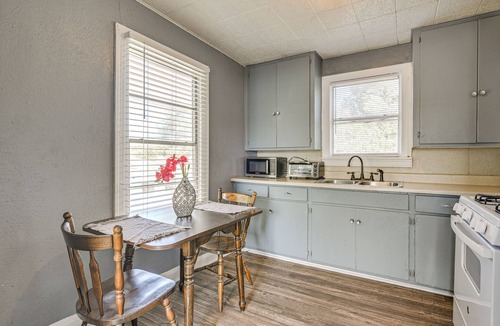Lakeview  Jefferson County Apartment | Near Sabine Lake & Refineries: Pet-Friendly Apt
