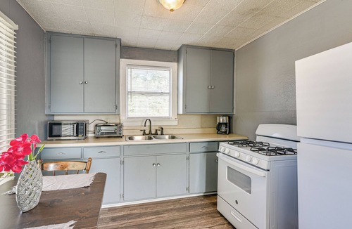 Lakeview  Jefferson County Apartment | Near Sabine Lake & Refineries: Pet-Friendly Apt