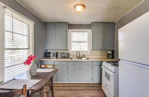 Lakeview  Jefferson County Apartment | Near Sabine Lake & Refineries: Pet-Friendly Apt