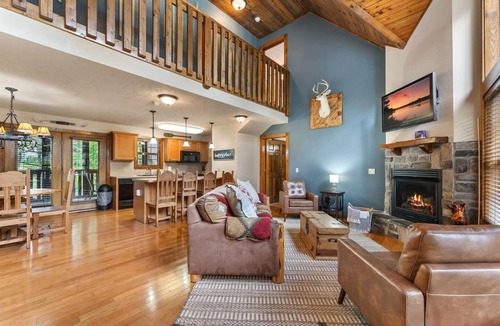 Reeds Spring Cabin | Near Silver $ City | 4 King Suites | Pool, Golf & More