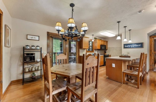 Reeds Spring Cabin | Near Silver $ City | 4 King Suites | Pool, Golf & More