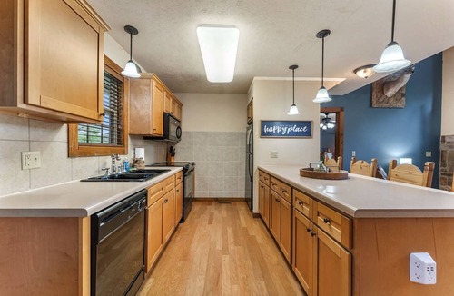 Reeds Spring Cabin | Near Silver $ City | 4 King Suites | Pool, Golf & More