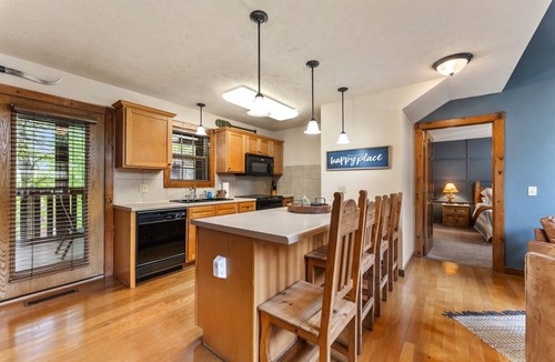 Reeds Spring Cabin | Near Silver $ City | 4 King Suites | Pool, Golf & More