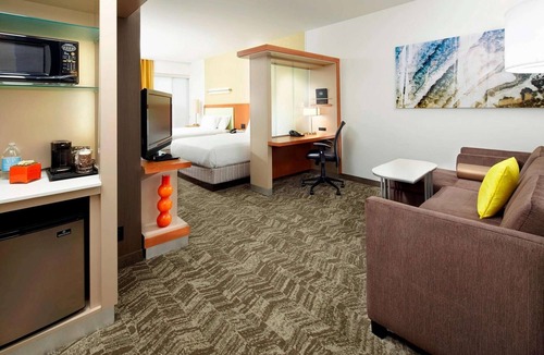 Waukegan Hotel | Near Six Flags Great America + Breakfast & Pool
