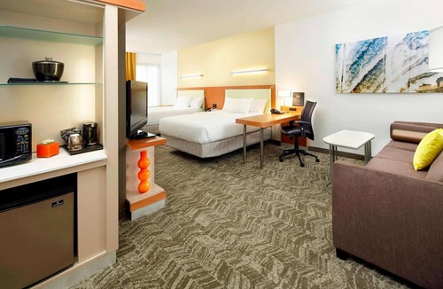 Waukegan Hotel | Near Six Flags Great America + Breakfast & Pool