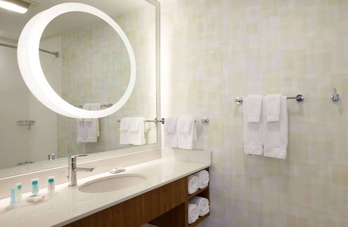 Waukegan Hotel | Near Six Flags Great America + Breakfast & Pool