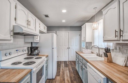 Ellendale House | Near State-Park & Downtown - Sunset Trace Bungalow