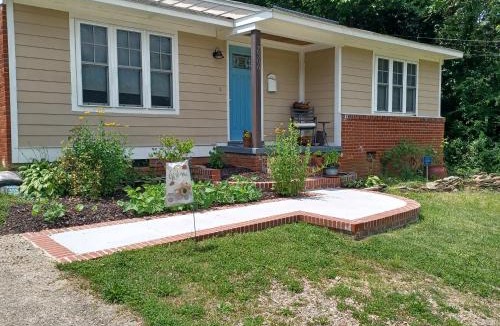 East Raleigh House | Near the Center of it All