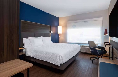 Naperville Hotel | Near to Riverwalk | Indoor Pool + Free Breakfast