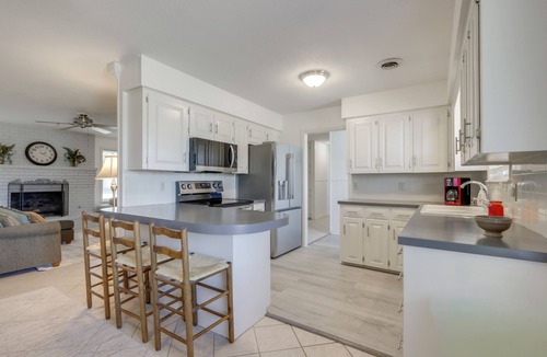 Bentonville - Fayetteville House | Near Trails & Dtwn Springdale! Dog-Friendly Home