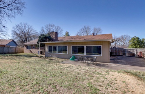 Bentonville - Fayetteville House | Near Trails & Dtwn Springdale! Dog-Friendly Home